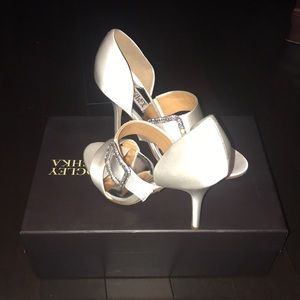 Badgley Mischka White Satin Heels NIB